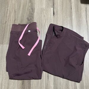 Figs Espresso color
Joggers and scrub top
Perfect quality